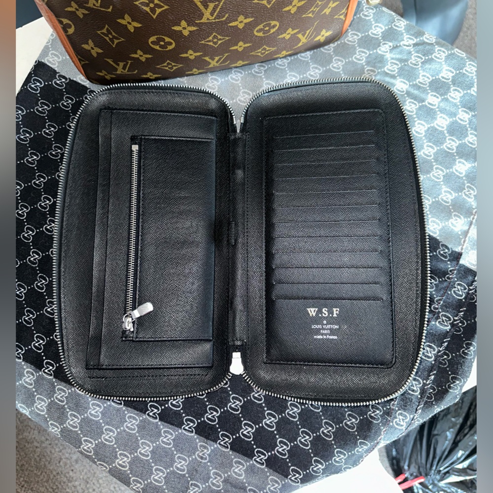 Authentic Louis Vuitton Taiga Atoll wallet/organizer-HUGE
OPEN TO TRADES AS WELL